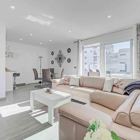 Center Апартаменти Фуенхірола